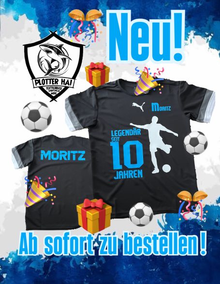 Schwarzes Fußballtrikot mit dem Namen "Moritz" und der Nummer 10, umgeben von Geschenken.